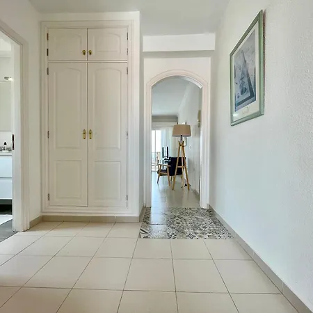 Апартаменты Spacious With Sea Views *